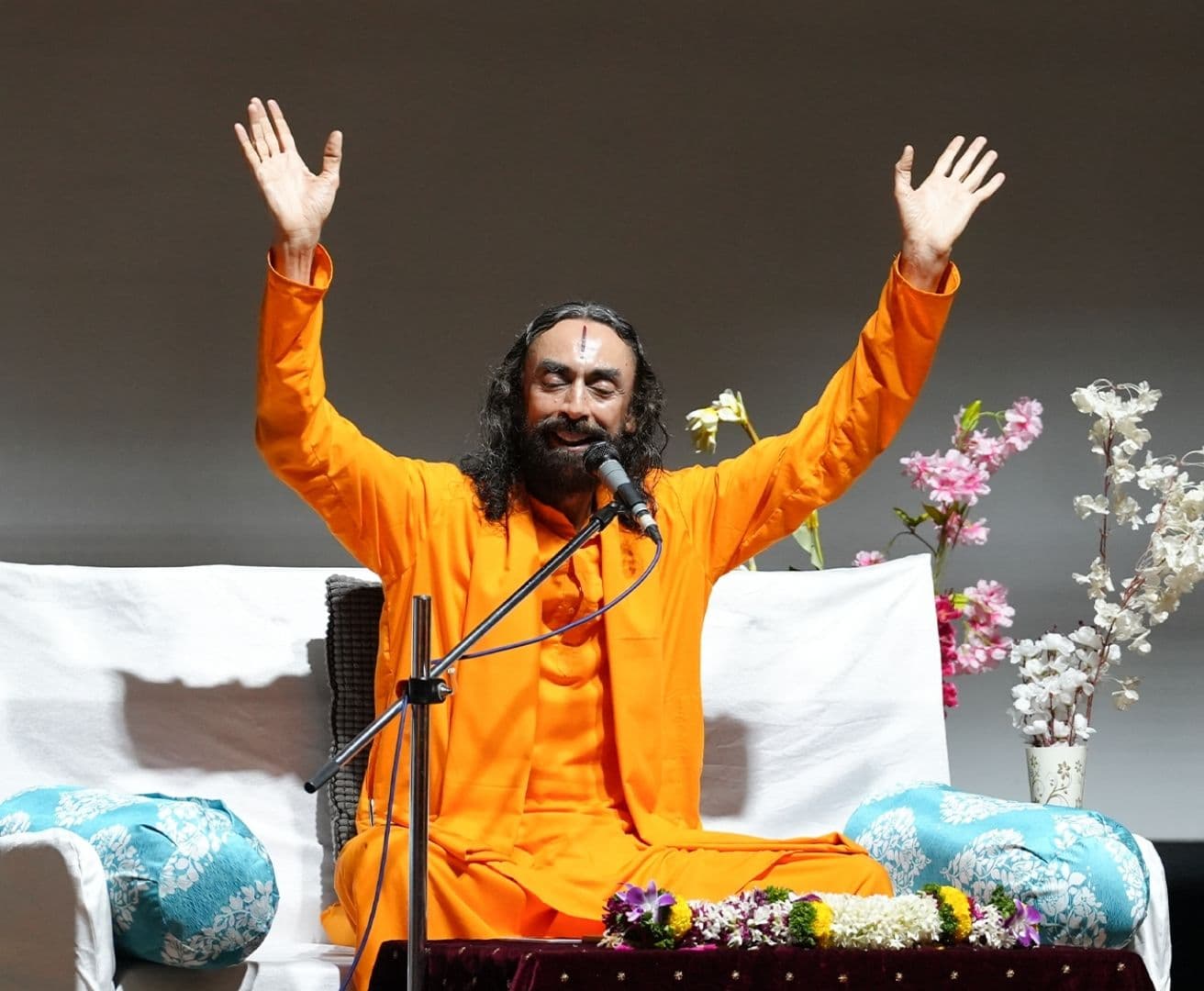 जब हम अपनी स्वार्थपूर्ण इच्छाओं पर नियंत्रण पा लेते हैं, तो हम उस उच्च उद्देश्य के प्रति जागरूक हो जाते हैं जो भगवान ने हमारे लिए रखा है। तब हमें एहसास होता है कि यह ब्रह्मांड जीवन का विरोधी नहीं, बल्कि अत्यंत उदार है, जो आत्मा के उत्थान और उसकी दिव्य नियति को प्रकट करने हेतु अनंत आशीर्वाद और अवसर प्रदान करने के लिए तत्पर है।