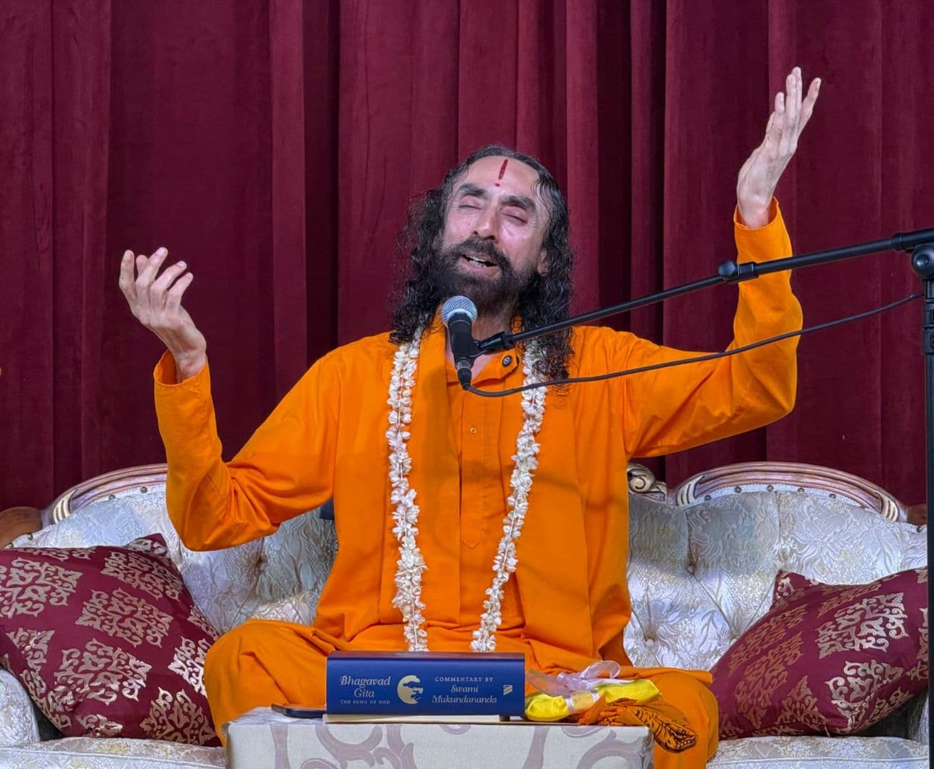 We can offer our mind to God by letting all our thoughts be for His pleasure, imbued with His consciousness. This is the art of Karmyog.