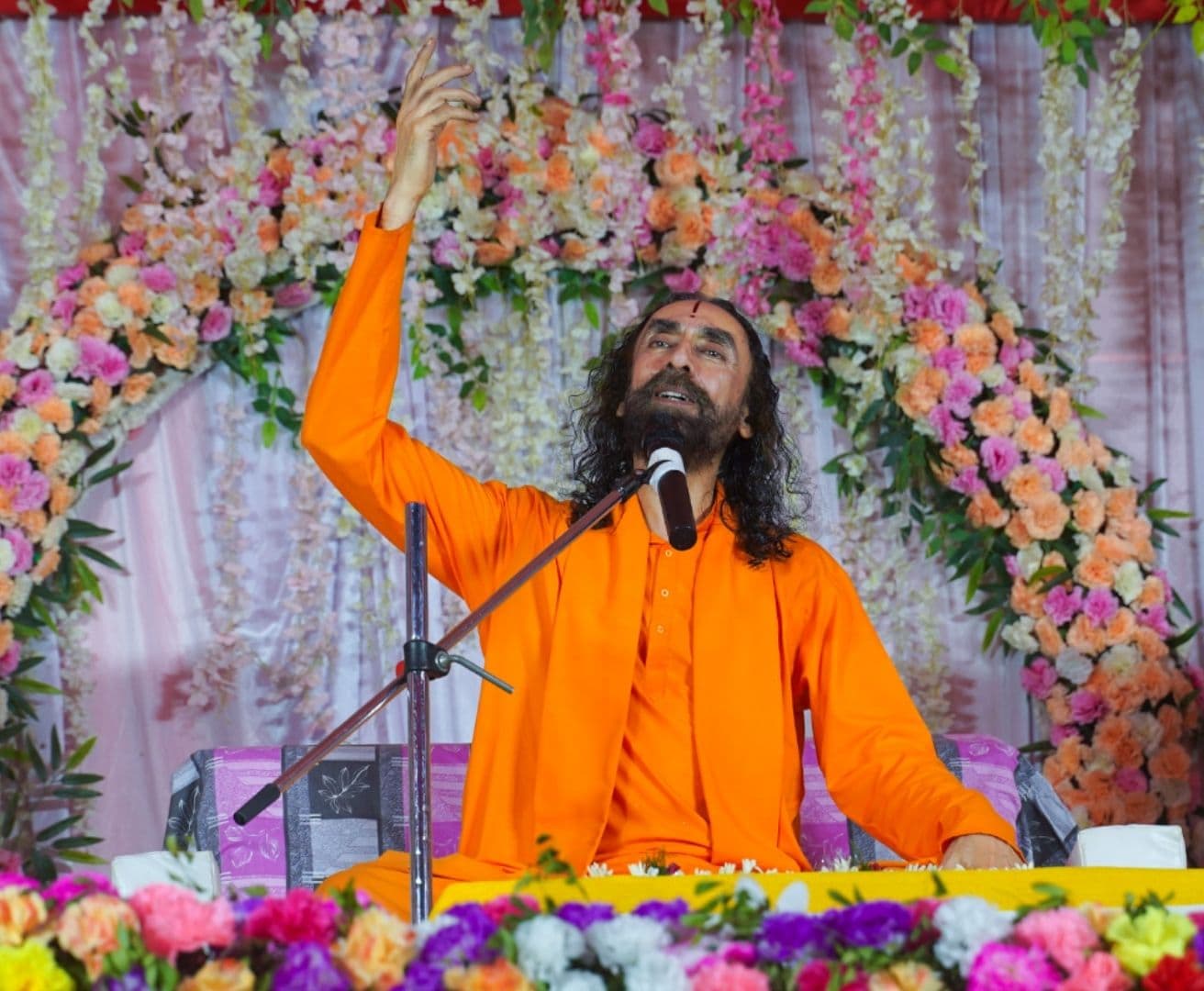 हमें अपनी दोष ढूँढने की प्रवृत्ति को दूसरों की ओर नहीं, बल्कि अपनी कमियों को देखने में लगाना चाहिए। यह ठीक वैसा ही है जैसे काँटा निकालते समय क्षण भर के लिए दर्द होता है, पर उसके बाद बड़ा आराम मिलता है।