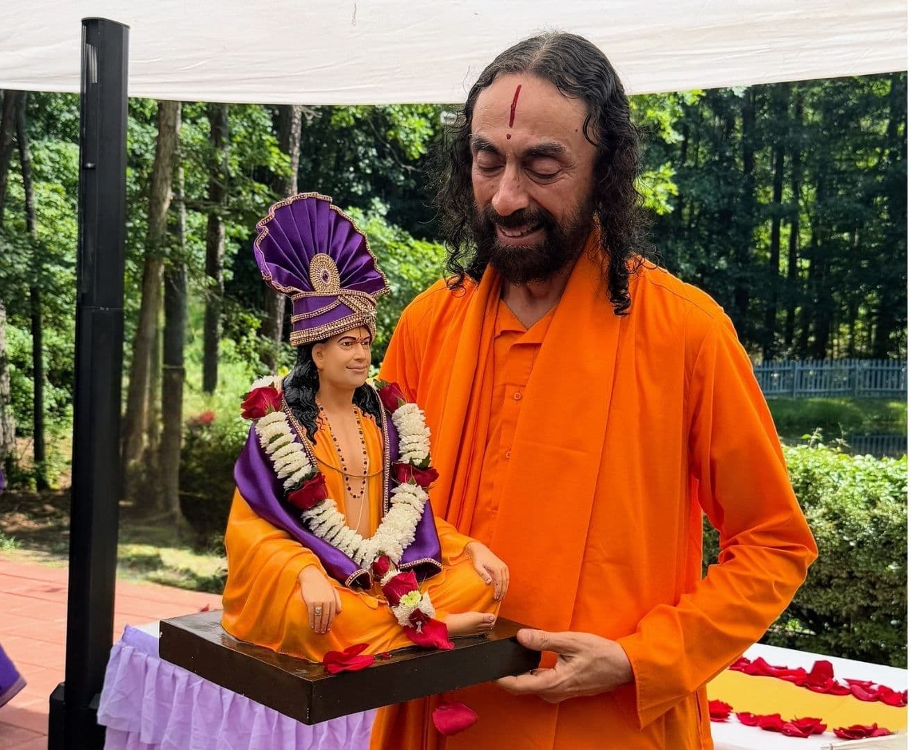 जिस तरह बाज़ के नन्हे बच्चे दबाव में उड़ना सीखते हैं, ठीक उसी तरह भगवान भी हमें कठिन परिस्थितियों में डालकर विकसित होने का अवसर देते हैं।