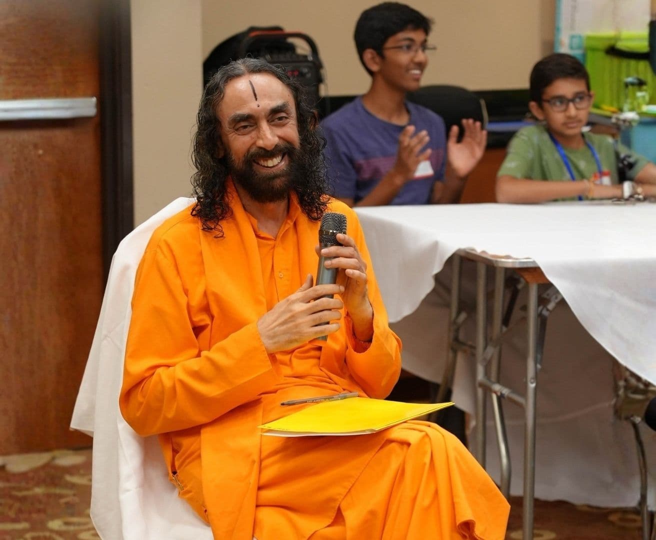 हम अपने कर्म भगवान को कैसे अर्पित करें? इसका आधार है — हमारा भाव। जब हमारा भाव हो कि “यह मैं उनके सुख के लिए कर रहा हूँ,” तब हमारा कर्म स्वतः ही भगवान को समर्पित हो जाता है।