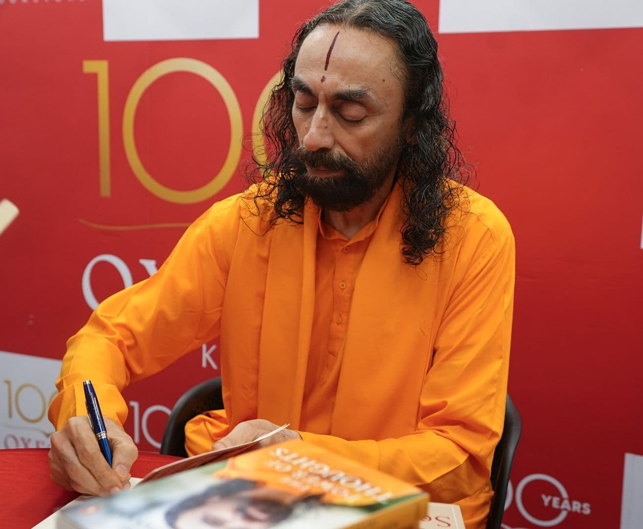 आनंदमय जीवन का रहस्य भविष्य में खुशी ढूँढना नहीं, बल्कि अपने दृष्टिकोण को ऐसा बनाना है कि हम खुशी को यहीं, अभी महसूस कर सकें।