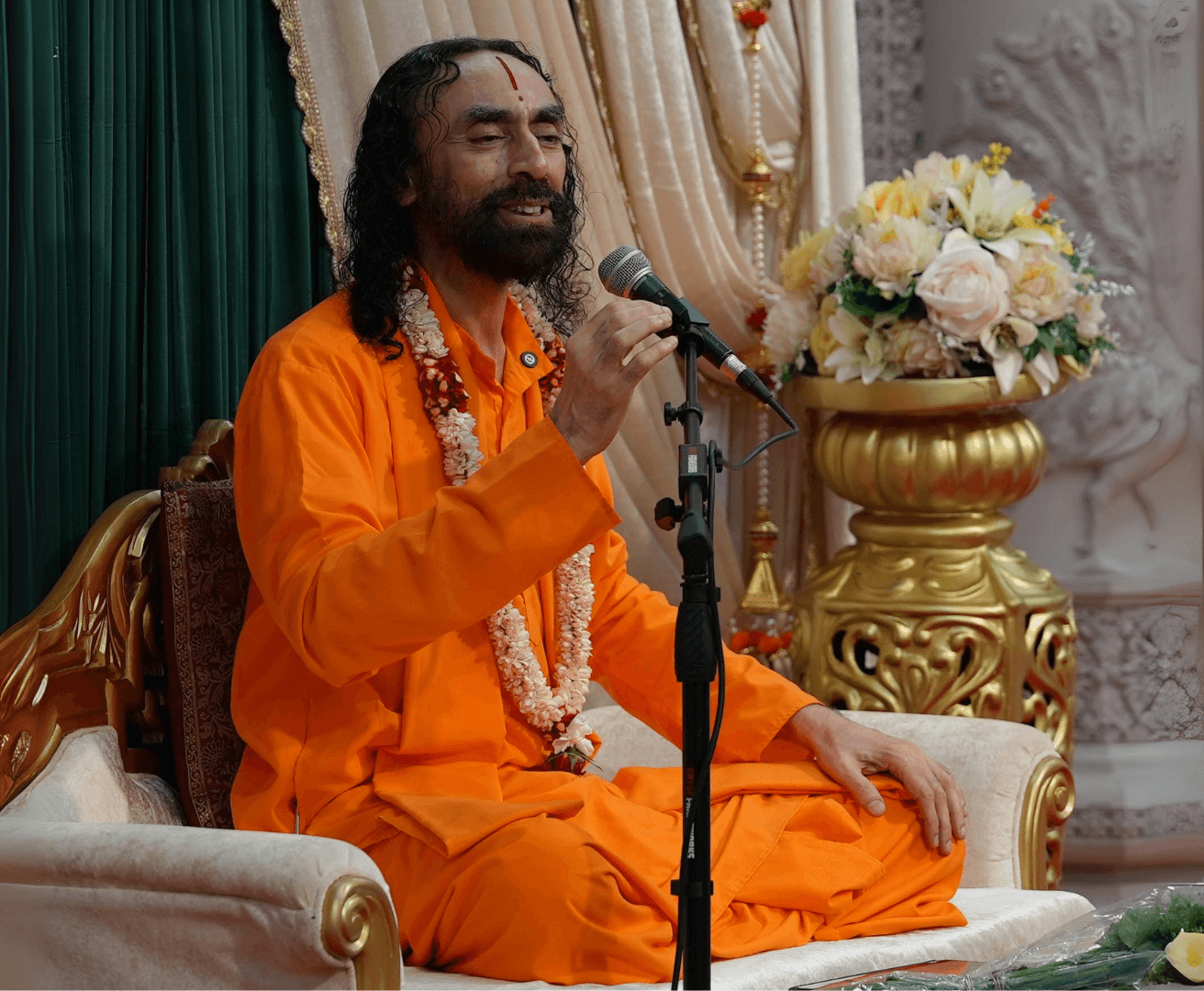 यदि हम सच्चे आनंद का रसास्वादन करना चाहते हैं, तो सबसे पहले हमें अपने मन और इंद्रियों की ग़ुलामी करना बंद करना होगा।