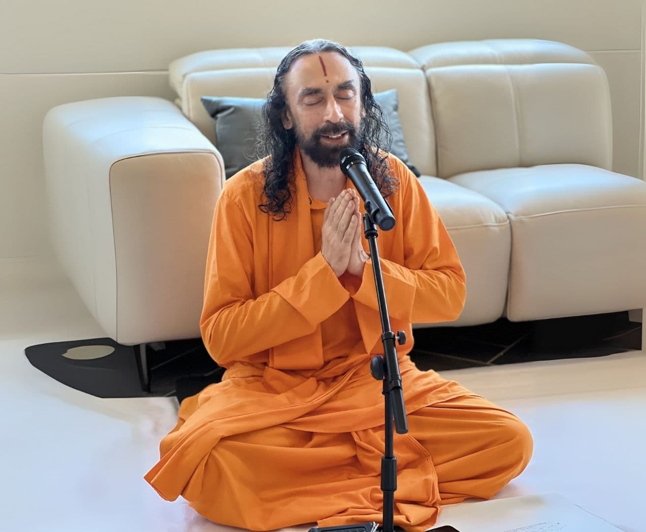 जब हमारा मन परिणाम से हटकर केवल कर्म पर रहता है तो हम अधिक प्रभावी ढंग से काम कर पाते हैं। ऐसे में मन शांत, संतुलित और स्थिर बना रहता है।