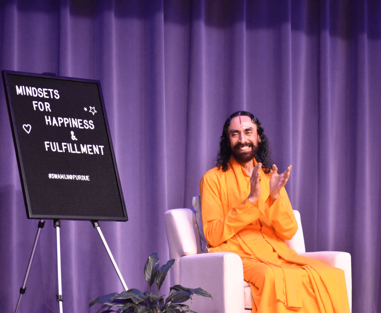 सकारात्मक सोच के अद्भुत लाभ प्राप्त करने के लिए, हमें अपने मन को हर परिस्थिति में प्रसन्न रहना सिखाना होगा।