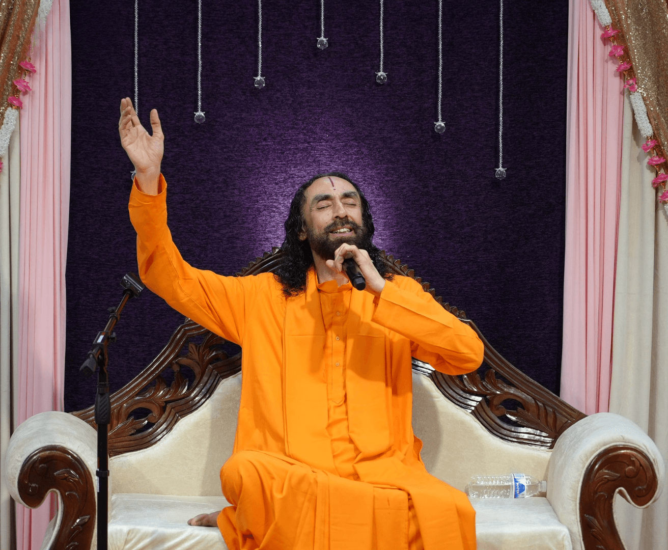 जीवन की वास्तविक समृद्धि हमारे आनंद में ही है; परम आनंद ही जीवन को सार्थक बनाता है।