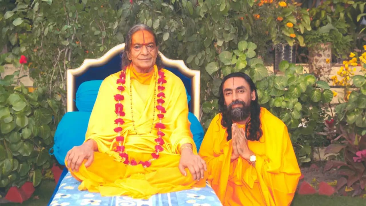 Swami Mukundananda meeting Jagadguru Shree Kripaluji Maharaj