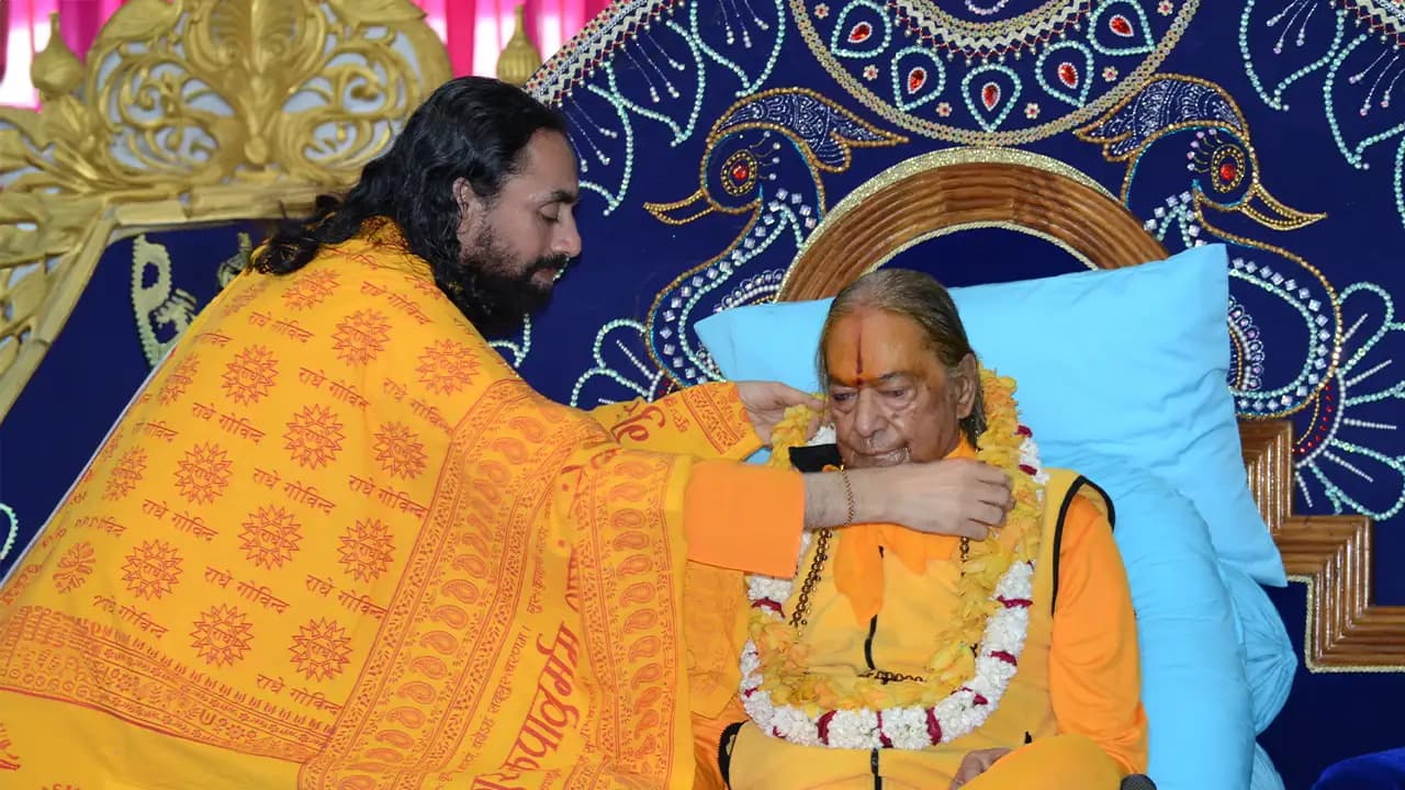 Swami Mukundananda meeting Jagadguru Shree Kripaluji Maharaj